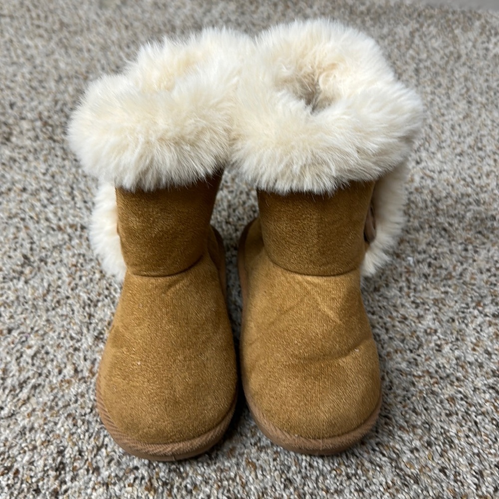 Size 9 fluffy boots